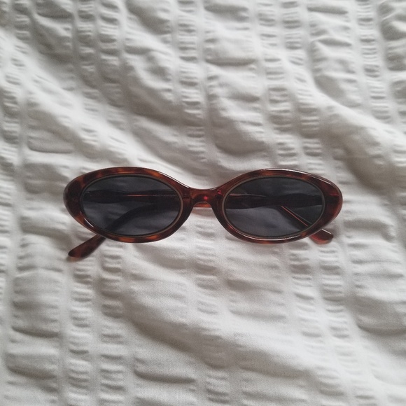 Cateye sunnies - Picture 2 of 5